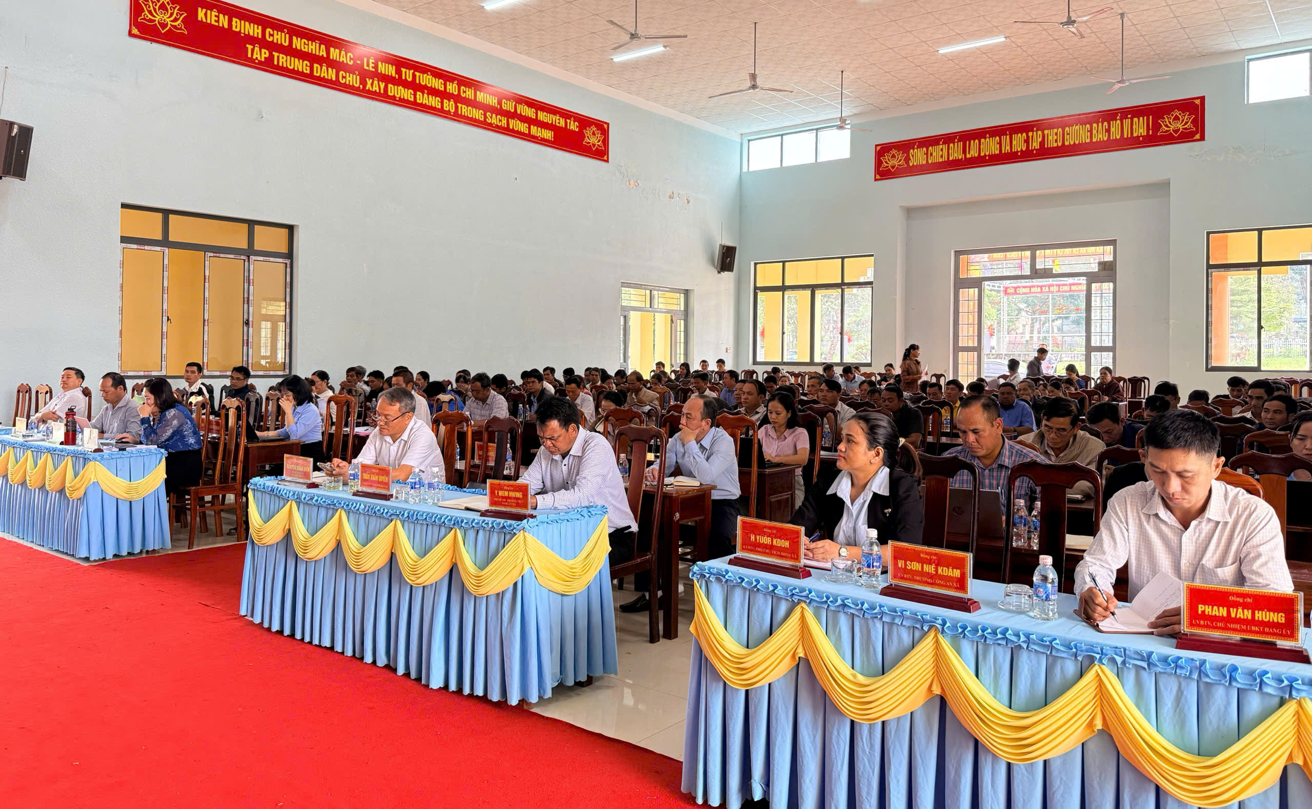 Các đồng chí dự Hội nghị tại điểm cầu xã Ea Tul